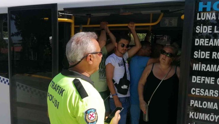 Ağzına kadar turist dolu minibüs polise yakalandı, araç 15 gün trafikten men edildi