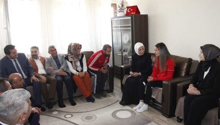 AK Parti’den dünya şampiyonu Akbaş’a ziyaret