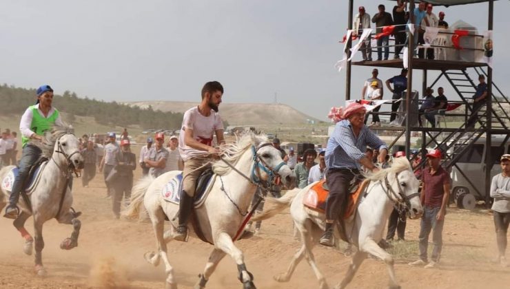 Dazkırı Rahvan At Yarışları’nda renkli görüntüler ortaya çıktı