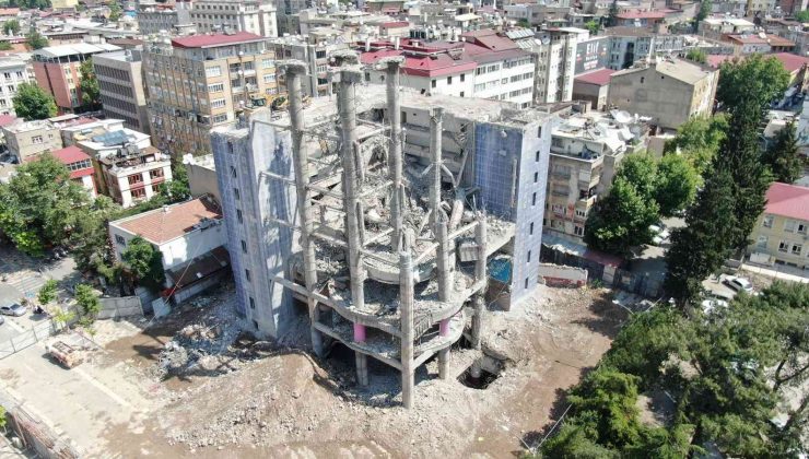 Dünyanın en saçma binasının dev sütunları yıkıldı