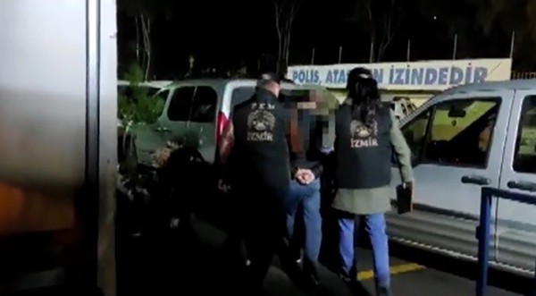 İzmir merkezli FETÖ operasyonunda 24 tutuklama