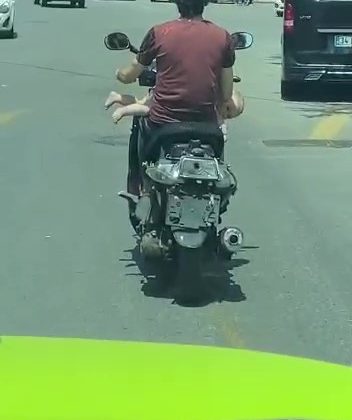 Sultanbeyli’ şoke eden görüntü: Motosiklet sürerken kucağında bebek taşıdı