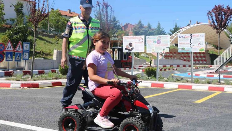Yozgat’ta köy okulu öğrencilerine trafik eğitimi verildi