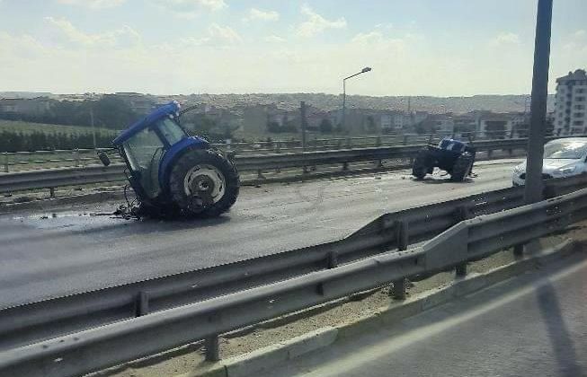 Zincirleme trafik kazasında ikiye bölünen traktörün sürücüsü yaralandı