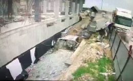 Arnavutköy’de hafriyat kamyonu inşaat işçilerinin arasına daldı