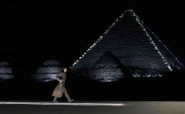 Fransız moda devinden Mısır piramitlerinde görkemli defile