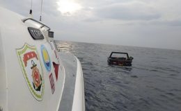 Yunan unsurlarının ölüme terk ettiği 12 göçmeni Sahil Güvenlik kurtardı