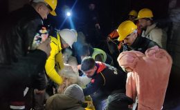 Hatay Akevler Mahallesi’nde Reşan Elmanur (32), gönüllü kurtarma ekiplerince enkaz altından sağ olarak kurtarıldı.