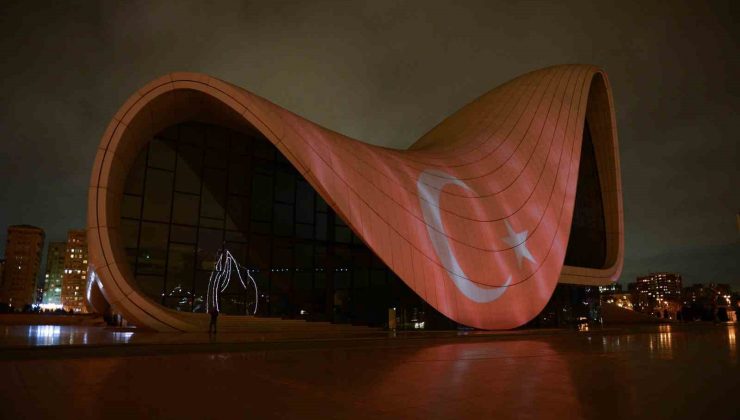 Türkiye’ye destek amacıyla Haydar Aliyev Merkezi’ne Türk bayrağı silüeti yansıtıldı
