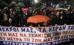 Atina’da tren kazası protestosu