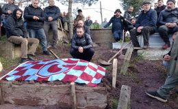Babalarının vasiyetini yerine getirip mezarını Trabzonspor bayrağı ile örttüler