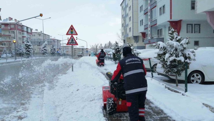 Belediye’nin karla mücadelesi devam ediyor