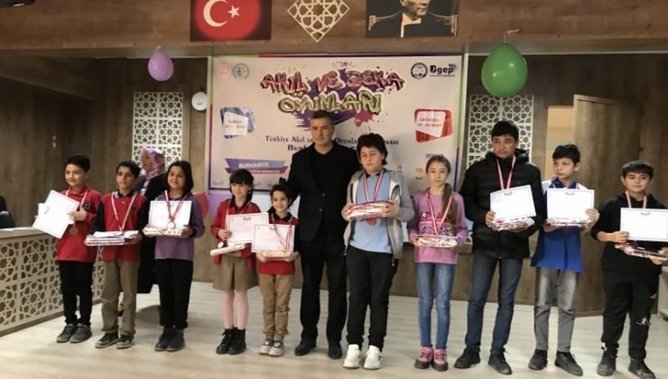 Burhaniye’de Akıl ve Zeka Oyunları Yarışması ödül töreni