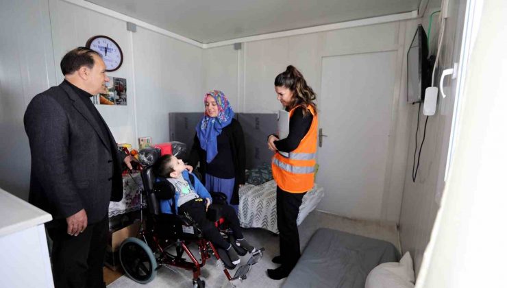 Gaziantep’te engelli depremzedelere medikal malzeme dağıtılıyor