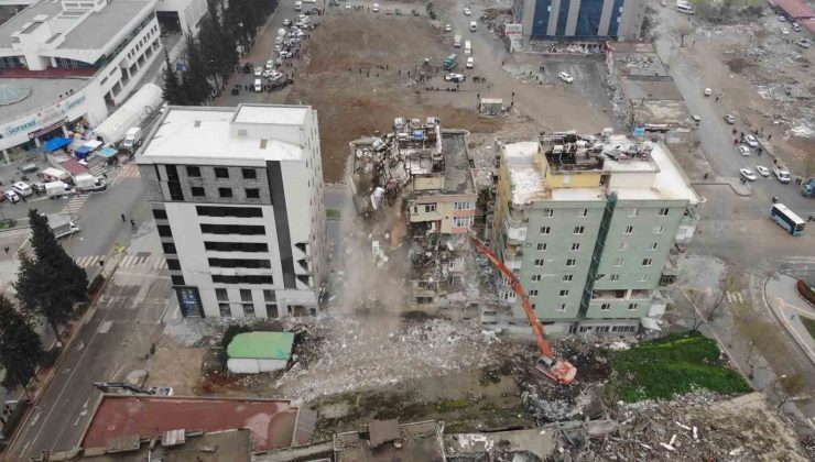 Kahramanmaraş’ta 8 katlı binanın kontrollü yıkımı kamerada