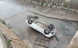 Sancaktepe’de araç demir korkulukları aşıp dereye uçtu: 2 yaralı