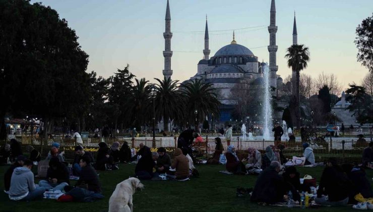 Sultanahmet Meydanı, ramazanın ikinci gününde de doldu