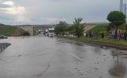Afyonkarahisar-İzmir karayolu yağış nedeniyle 1 saat ulaşıma kapandı