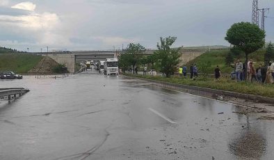 Afyonkarahisar-İzmir karayolu yağış nedeniyle 1 saat ulaşıma kapandı