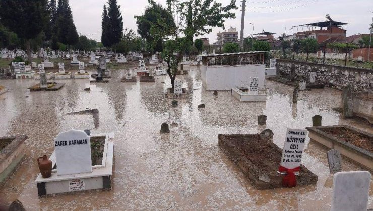 Aydın’daki sağanak yağış mezarlığı su içerisinde bıraktı