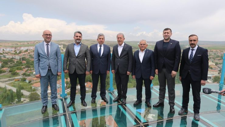 Bakan akar, Başkan Büyükkılıç ve Milletvekili Ersoy, Seyir Terası’nda Bünyan’ı izledi