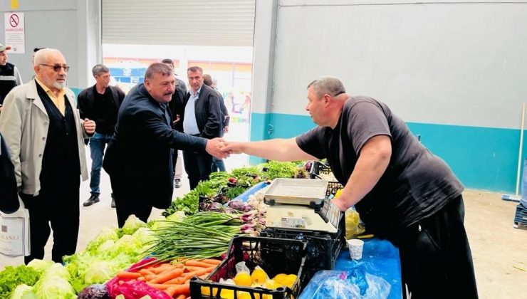 Beylikova Belediye Başkanı Özkan Alp, Cumhur İttifakı mensuplarıyla birlikte ilçe pazarını ziyaret etti