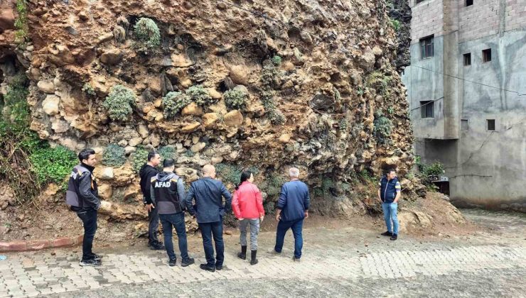 Depremler sonrası Saimbeyli’de tehlikeli kayalar temizleniyor