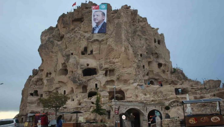 Dünyanın en büyük doğal gökdelenine Recep Tayyip Erdoğan posteri asıldı