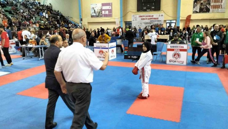 Karateci kızın kıyafeti nedeniyle turnuvadan men edilmesine tepki yağıyor