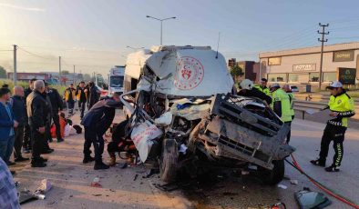 Sporcuları taşıyan minibüs hafriyat kamyonuna çarptı: 1 ölü, 16 yaralı
